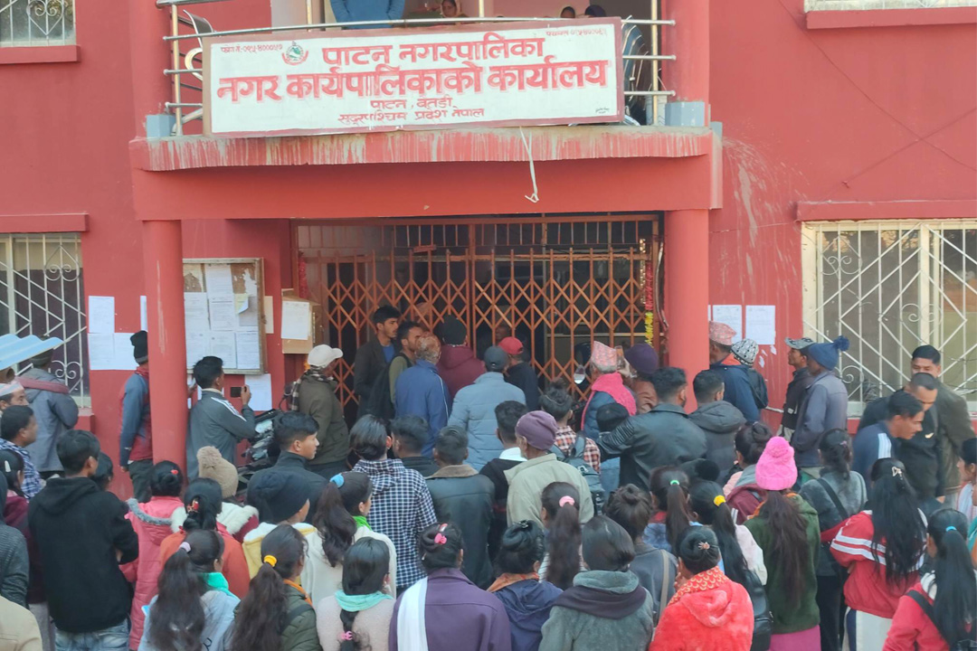 बैतडीमा शिक्षक मृत्यु प्रकरण : पाटन नगरपालिकामा तालाबन्दी 